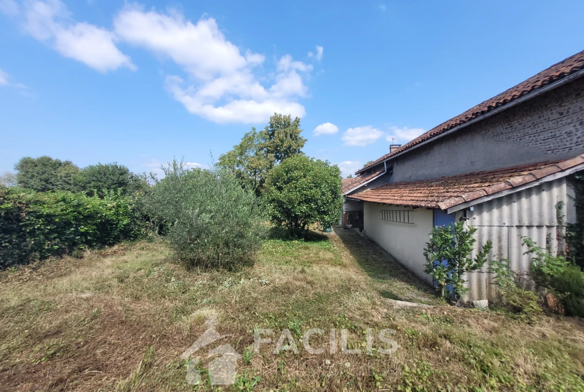 Charmante maison au calme avec dépendances à rénover 