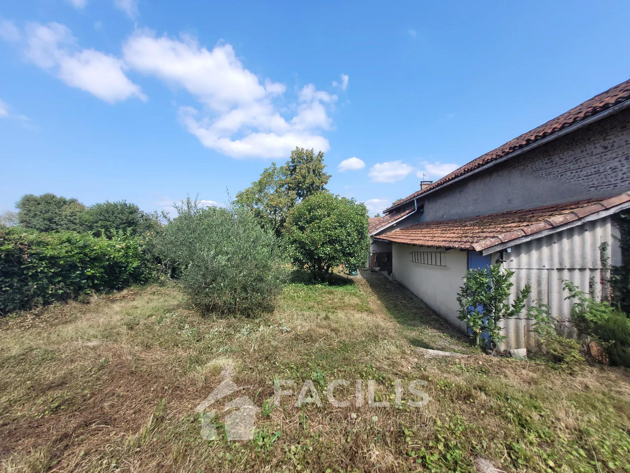 Charmante maison au calme avec dépendances à rénover 