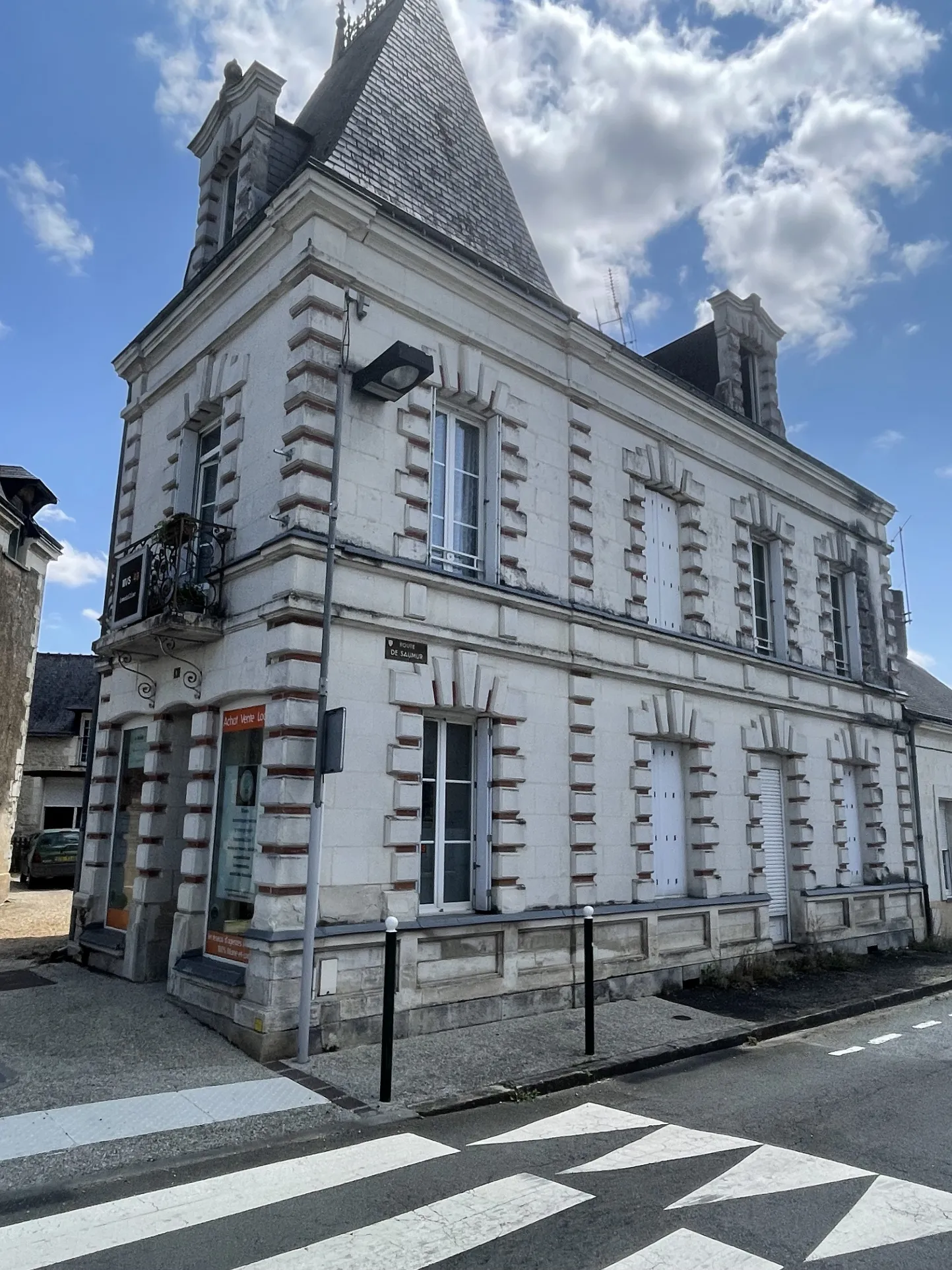 Immeuble de rapport au centre de Noyant 