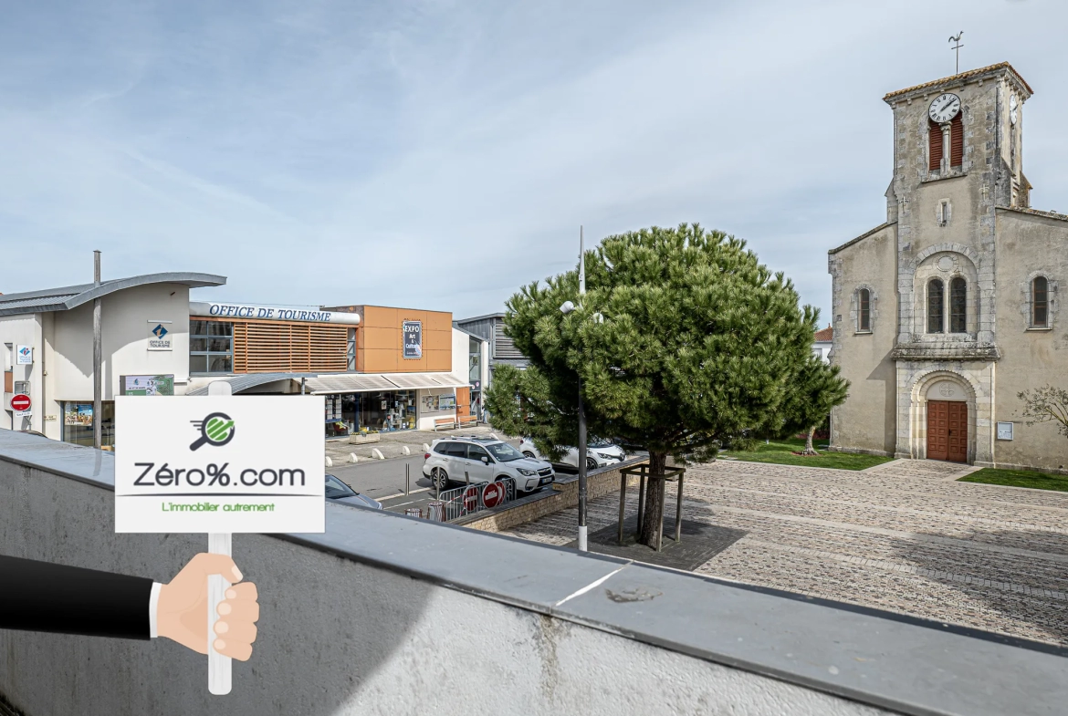 Appartement au cœur du centre-ville de La Tranche-sur-Mer avec vue sur la place du village 