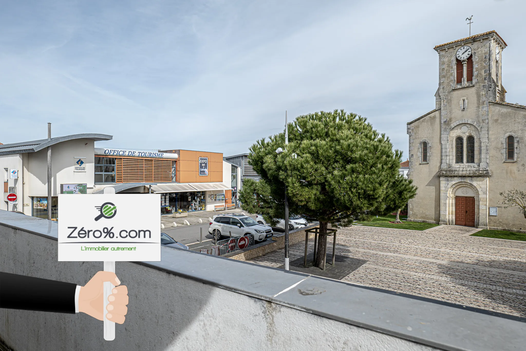 Appartement au cœur du centre-ville de La Tranche-sur-Mer avec vue sur la place du village 