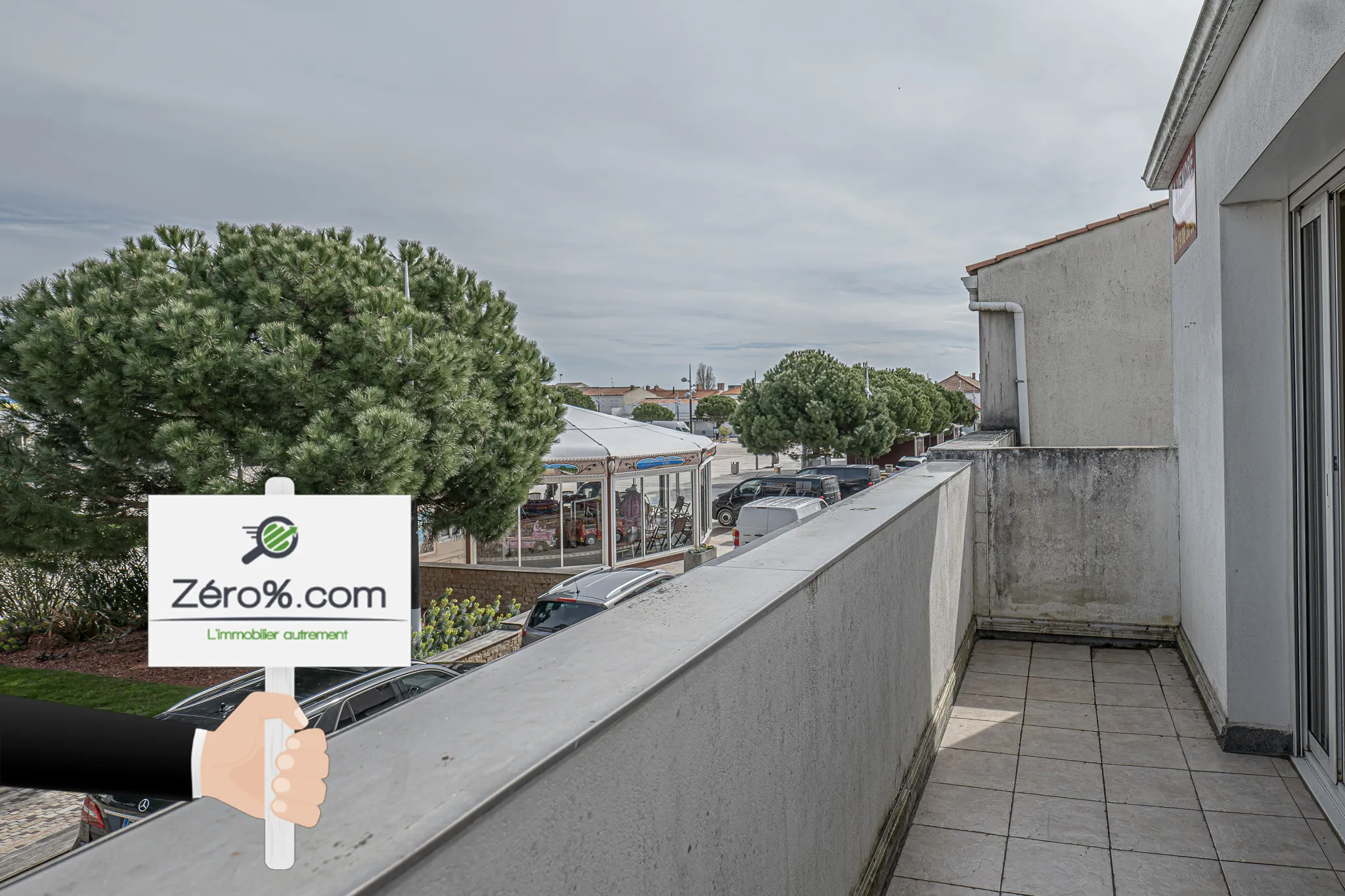 Appartement au cœur du centre-ville de La Tranche-sur-Mer avec vue sur la place du village 