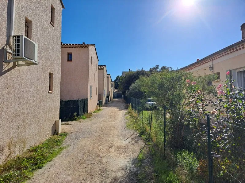 Maison de plain pied à Peyrolles-en-Provence avec terrasse et garage 