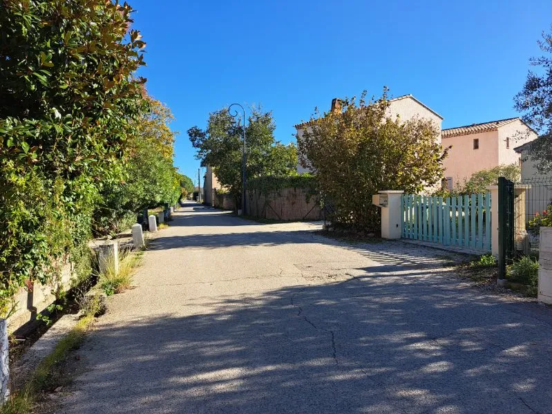 Maison de plain pied à Peyrolles-en-Provence avec terrasse et garage 