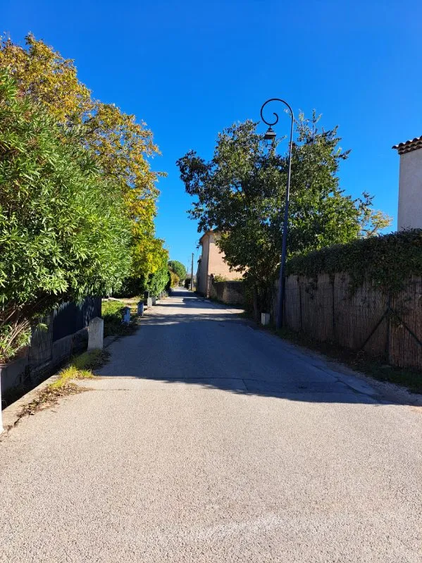 Maison de plain pied à Peyrolles-en-Provence avec terrasse et garage 