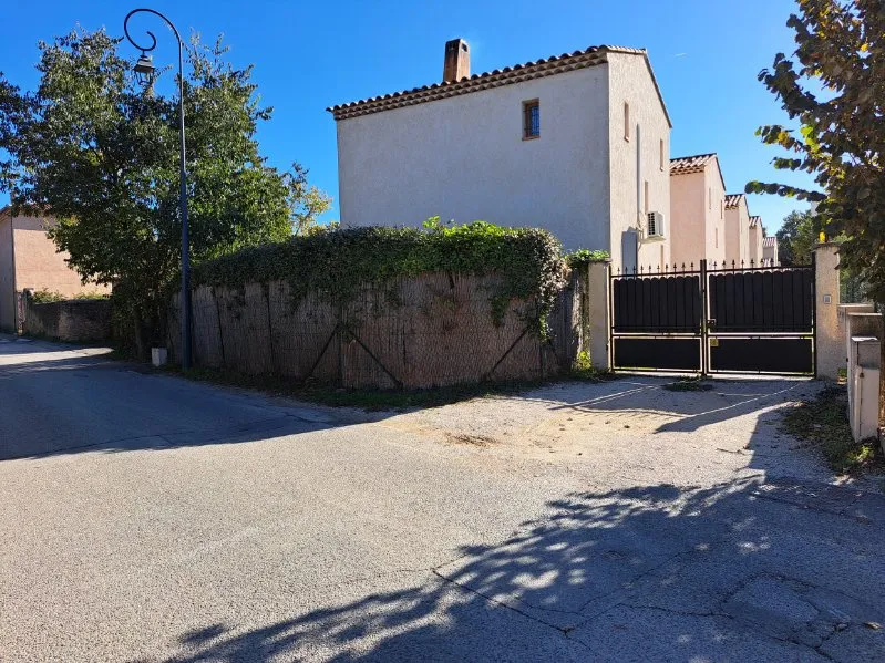 Maison de plain pied à Peyrolles-en-Provence avec terrasse et garage 