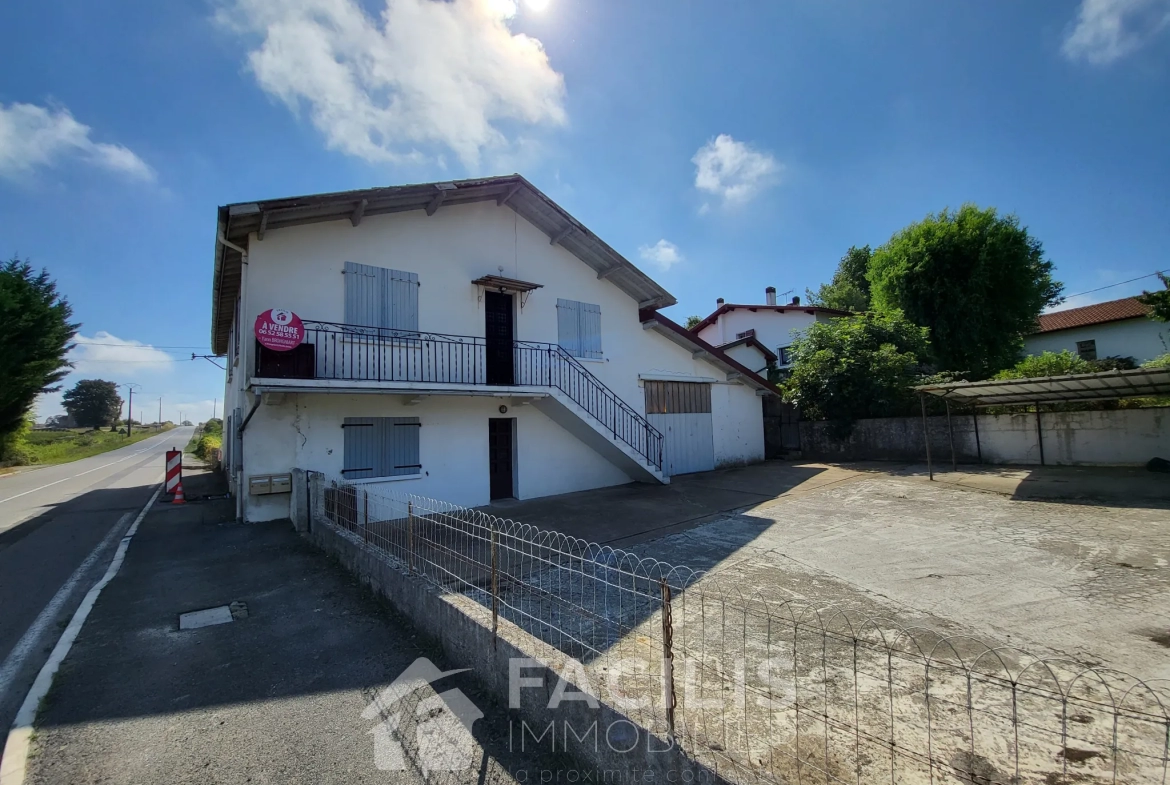 Maison d'habitation de 230 m2 proche de SAINT PALAIS (64120) 