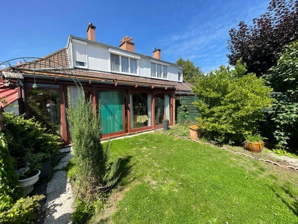 Maison semi individuelle des années 60 avec garage et jardin à Hem