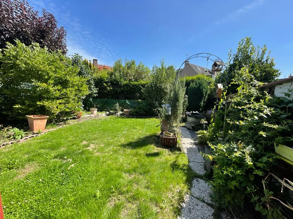 Maison semi individuelle des années 60 avec garage et jardin à Hem 