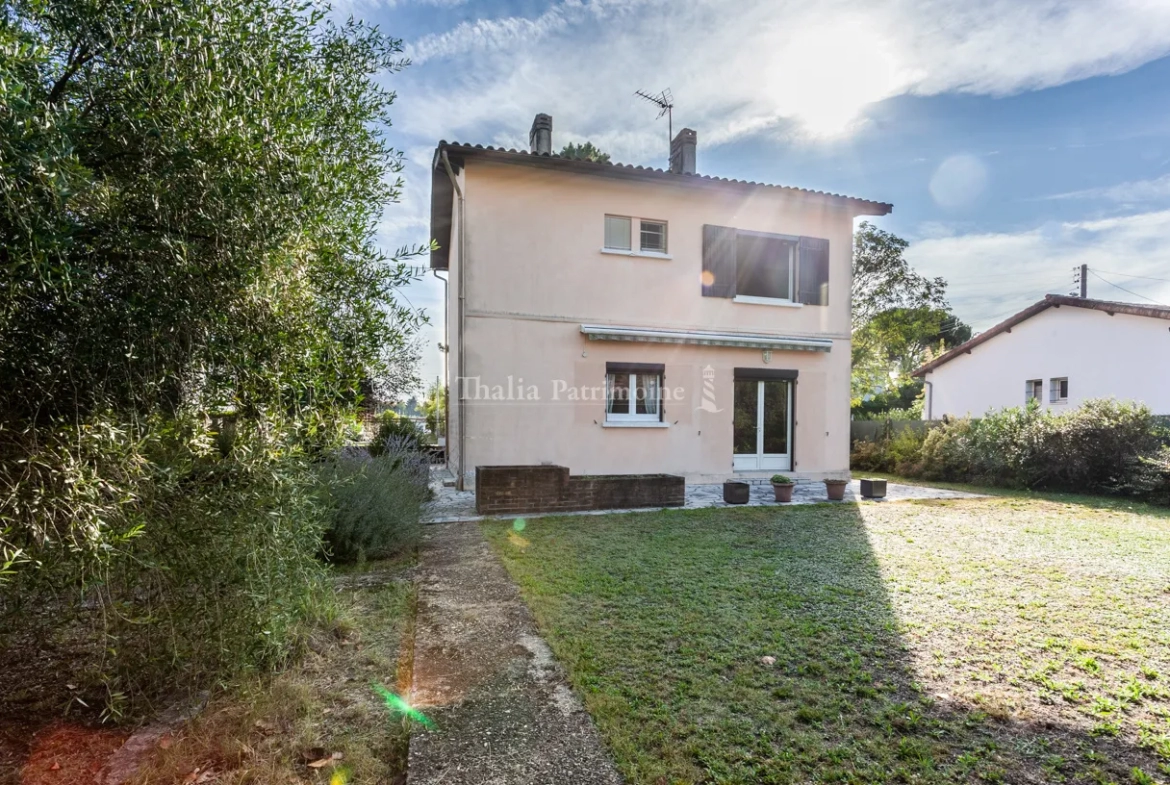 Maison de bourg de 90m2 avec joli jardin à Camblanes-et-Meynac 