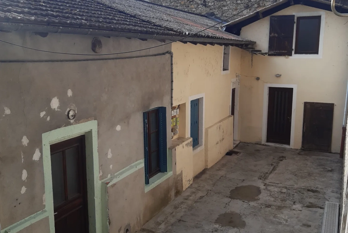 Maison de ville avec garage, terrasse et jardin à Pont d'Ain 