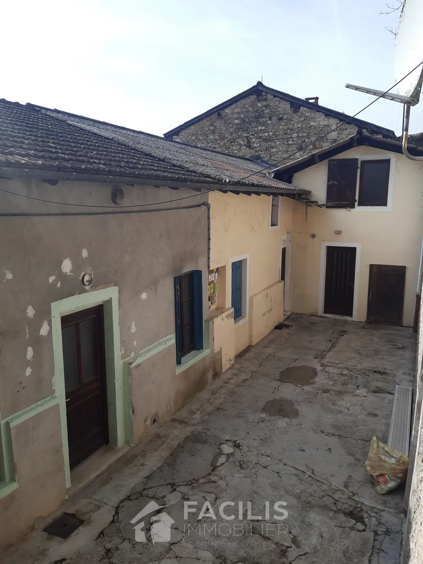 Maison de ville avec garage, terrasse et jardin à Pont d'Ain 