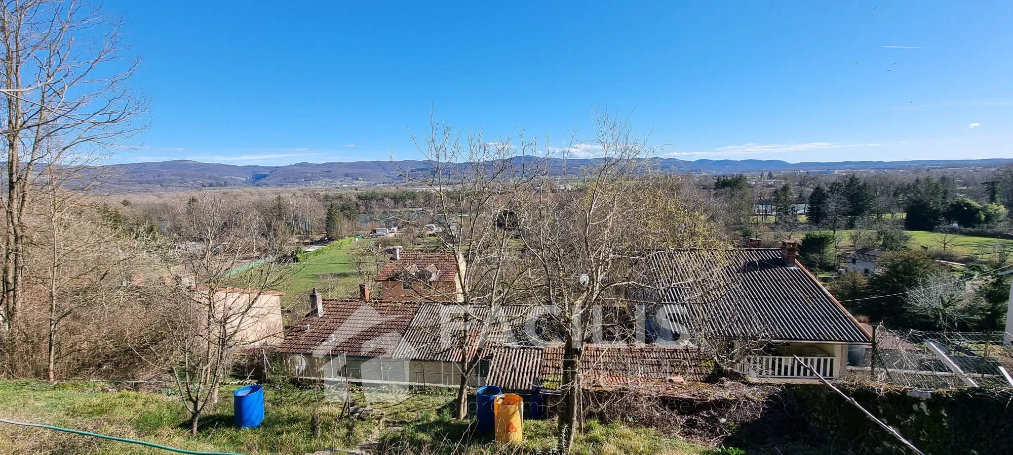 Maison de ville avec garage, terrasse et jardin à Pont d'Ain 