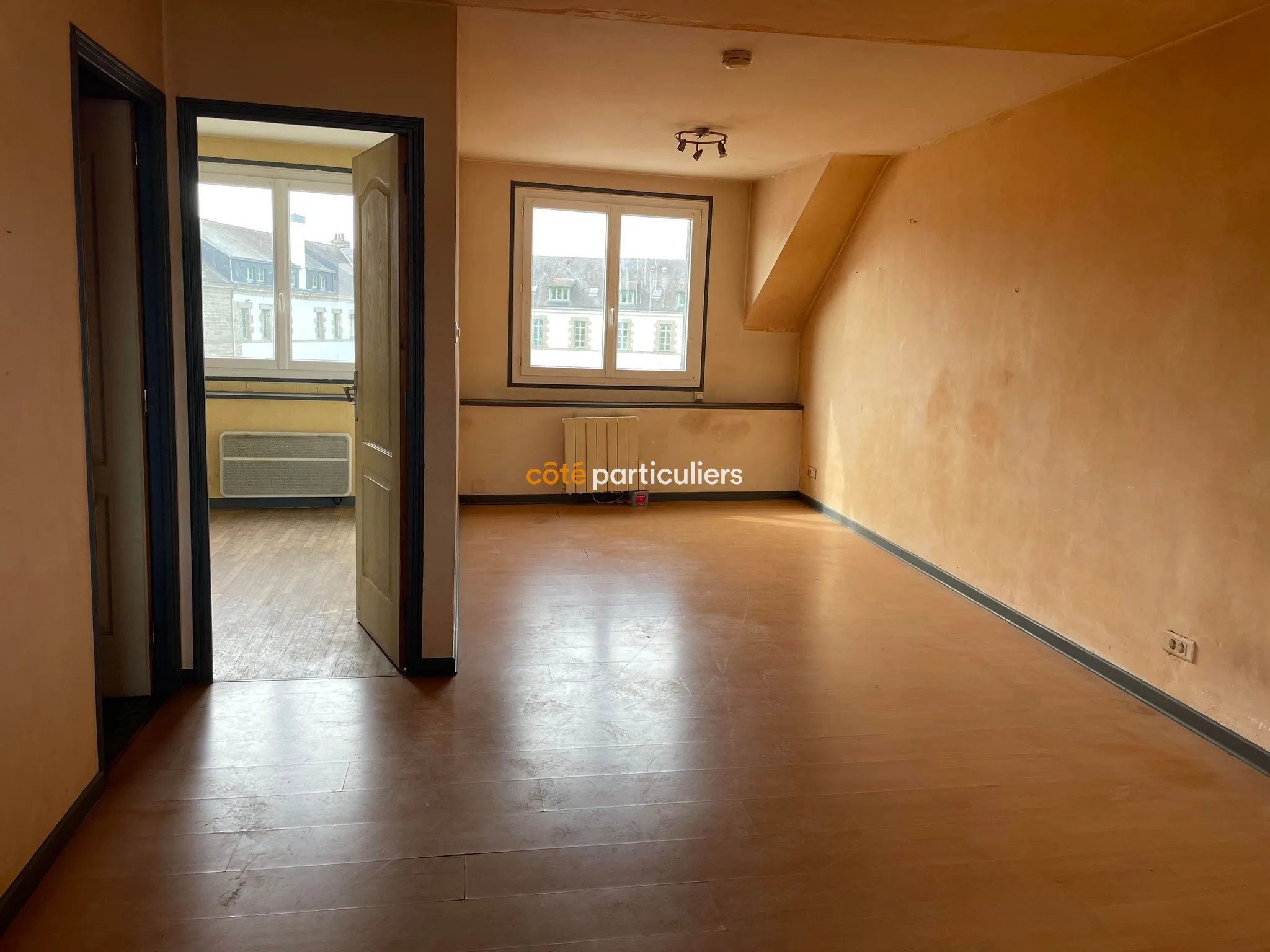 Immeuble à vendre à Pontivy - 2 Appartements et local commercial avec jardin 