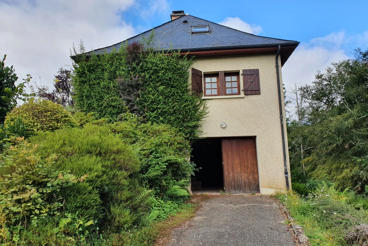 Agréable villa bien entretenue dans un bourg historique entre Tulle et Argentat 