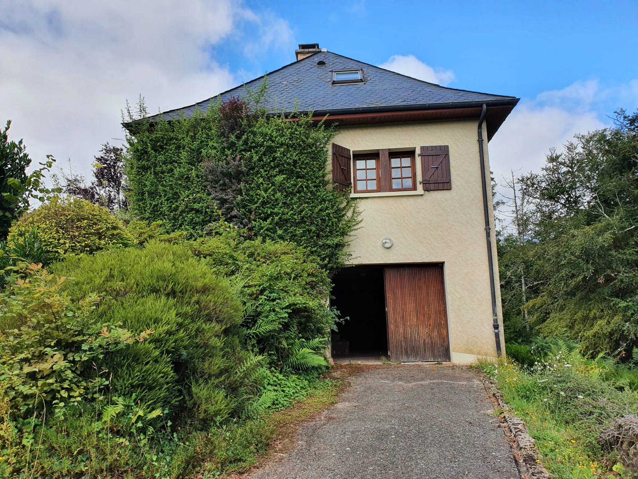 Agréable villa bien entretenue dans un bourg historique entre Tulle et Argentat 