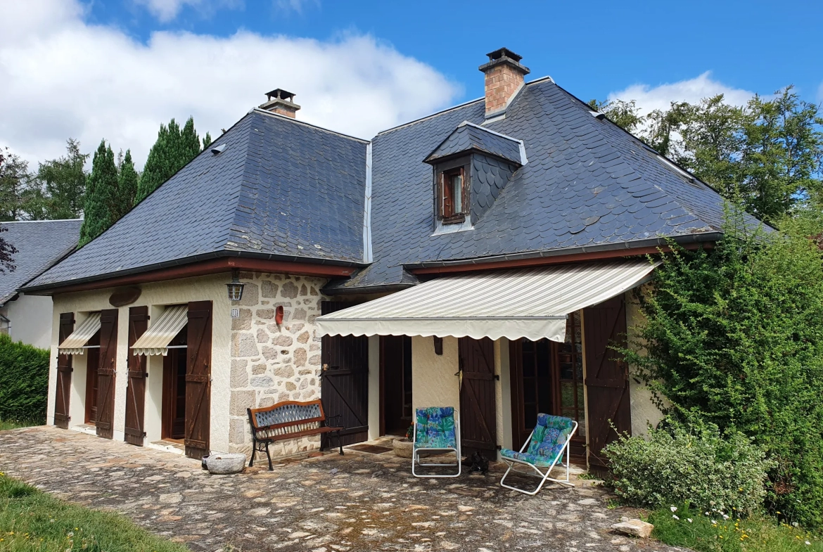 Agréable villa bien entretenue dans un bourg historique entre Tulle et Argentat 