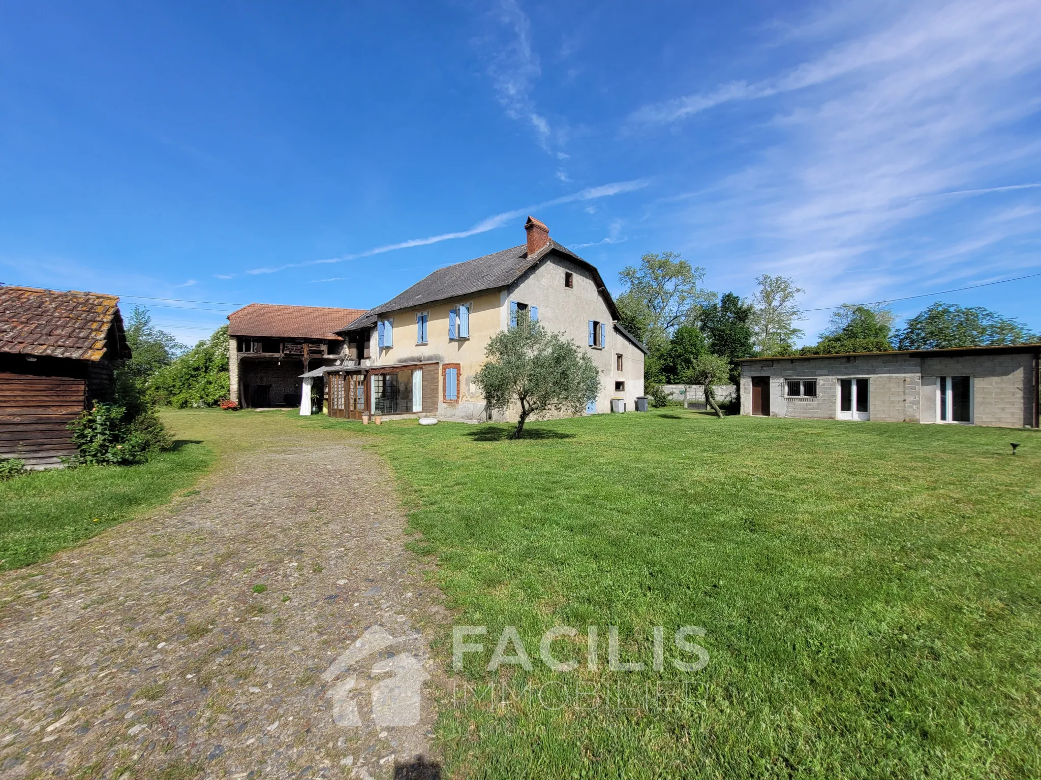 Habitation avec dépendances, agrandissements possibles à Orleix 