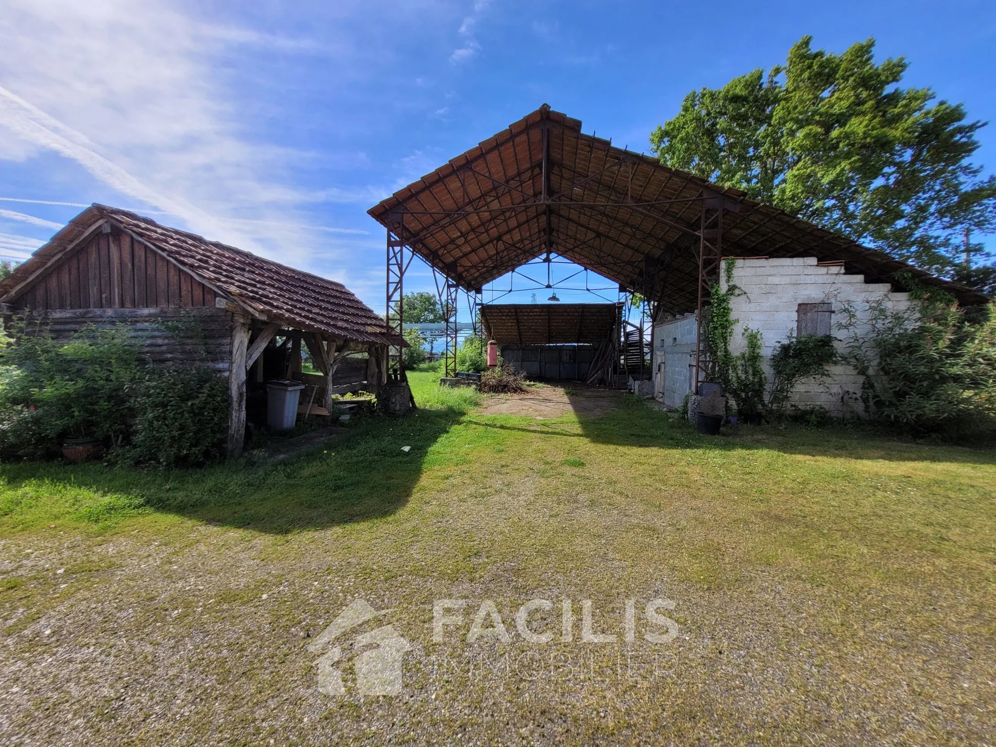 Habitation avec dépendances, agrandissements possibles à Orleix 