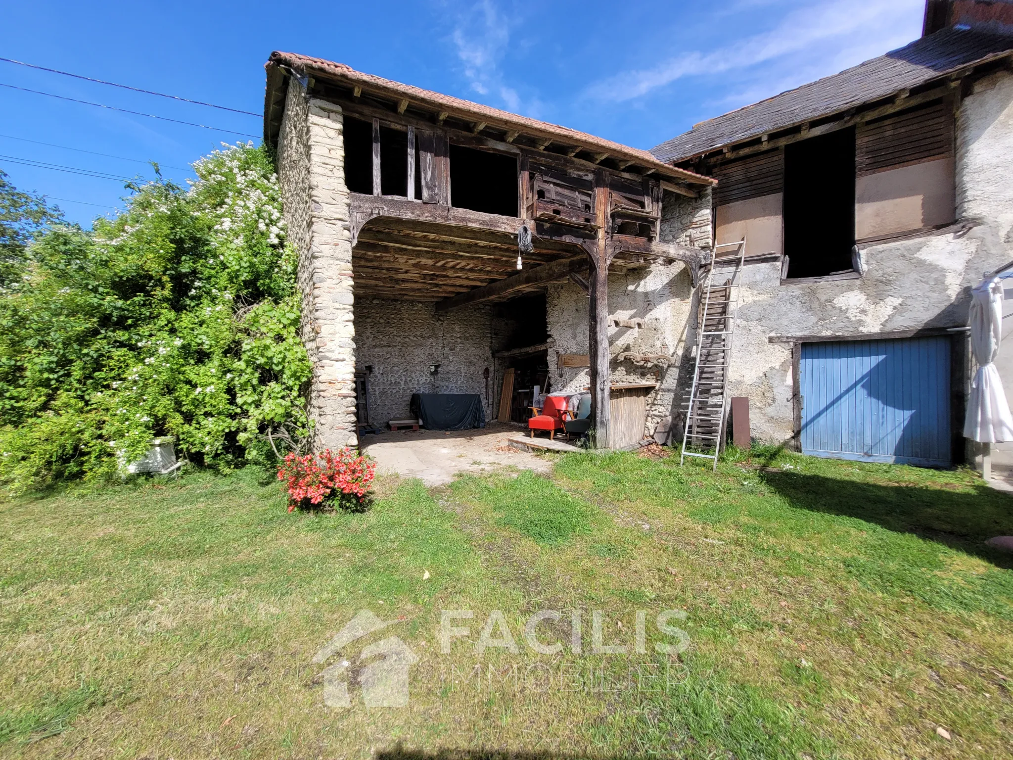 Habitation avec dépendances, agrandissements possibles à Orleix 