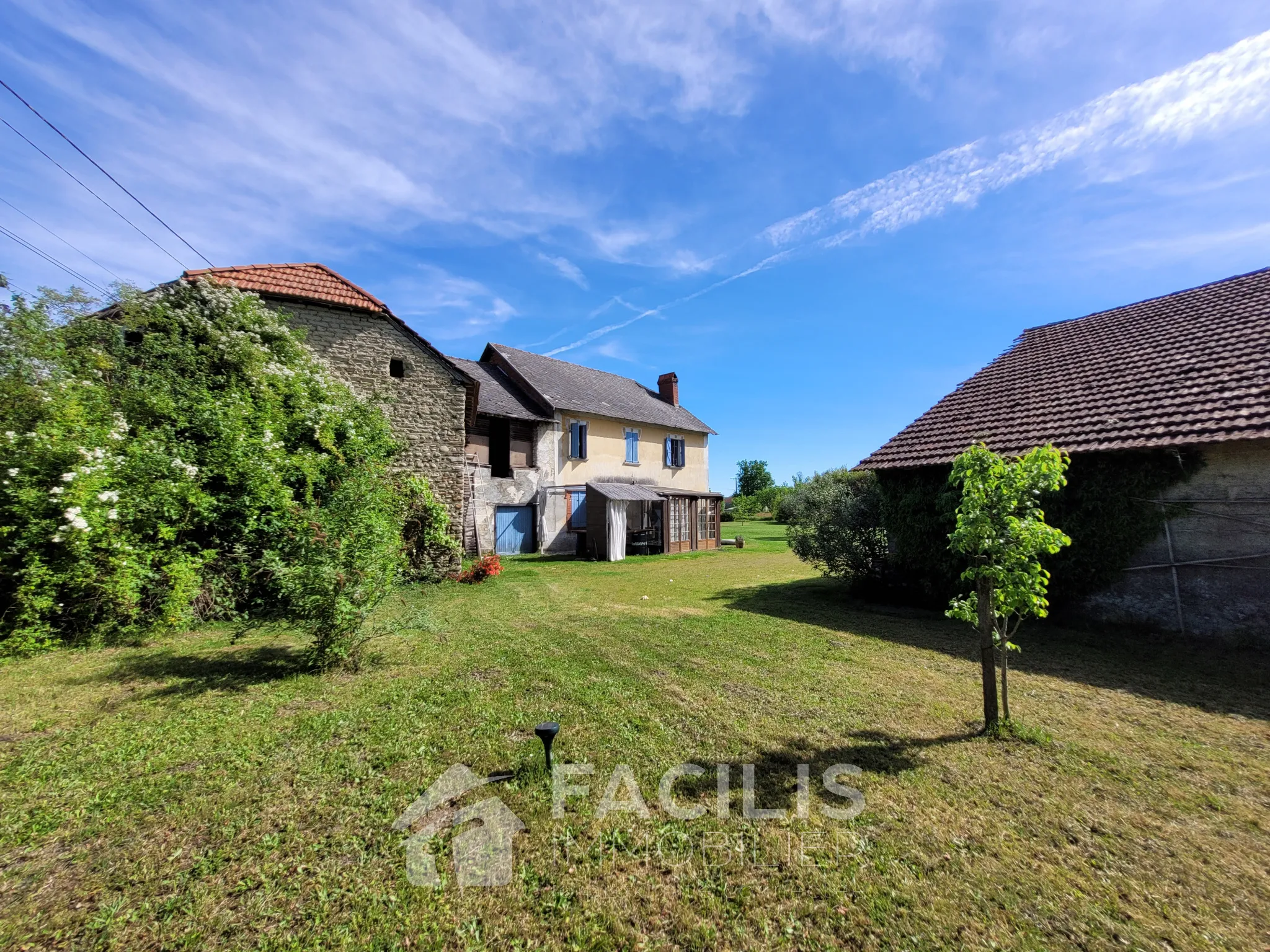 Habitation avec dépendances, agrandissements possibles à Orleix 