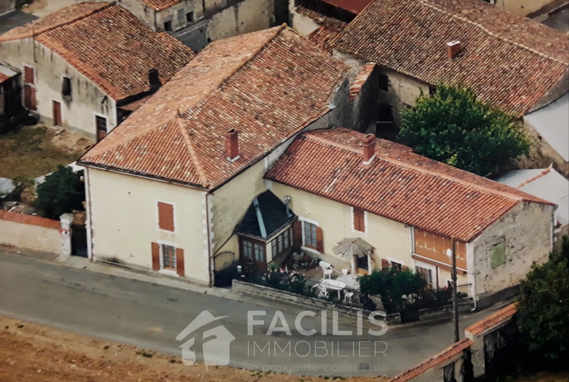 Maison en pierres à rénover à Souvigné 