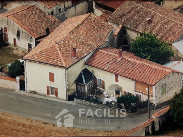 Maison en pierres à rénover à Souvigné