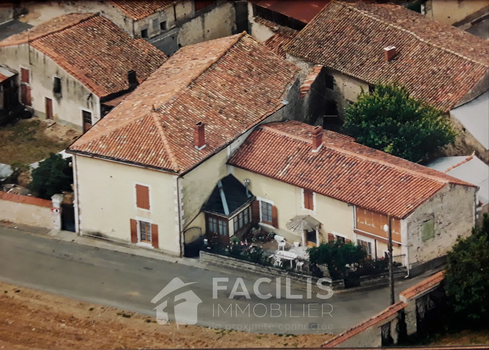 Maison en pierres à rénover à Souvigné 