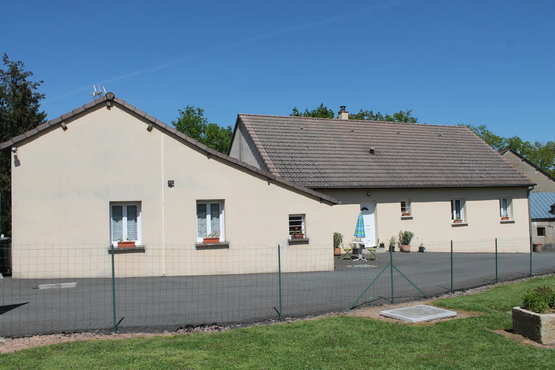 Cerilly- Maison joliment rénovée avec appartement sur +/- 4000 m2 de terrain 