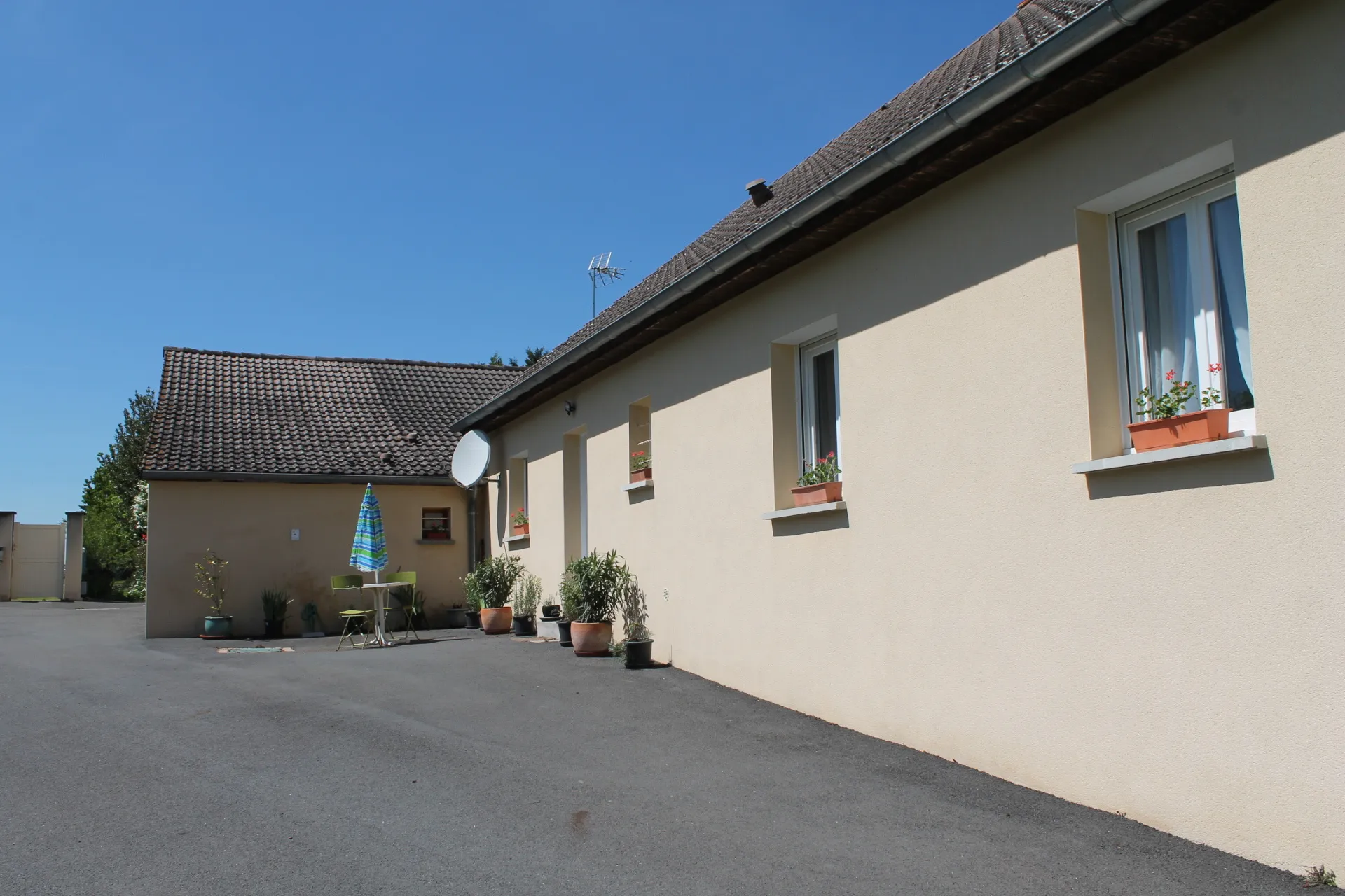 Cerilly- Maison joliment rénovée avec appartement sur +/- 4000 m2 de terrain 