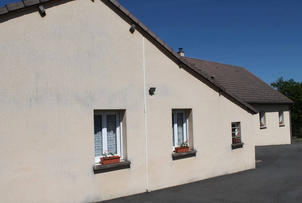 Cerilly- Maison joliment rénovée avec appartement sur +/- 4000 m2 de terrain 