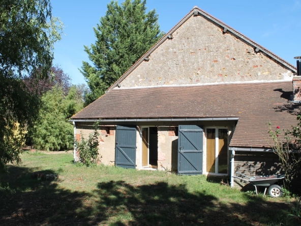 Vente - Fermette rénovée avec grange sur 2,6 hectares de terrain à Villefranche d'Allier