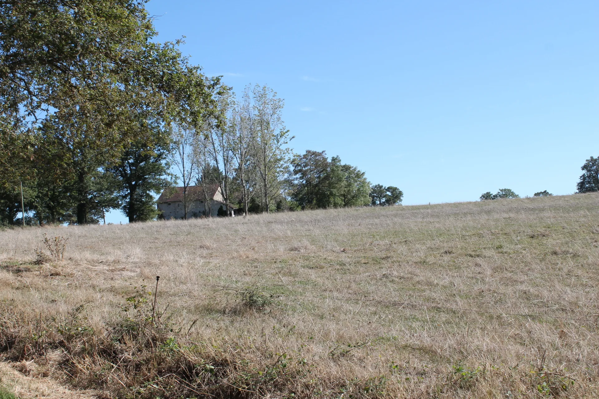 Vente - Fermette rénovée avec grange sur 2,6 hectares de terrain à Villefranche d'Allier 