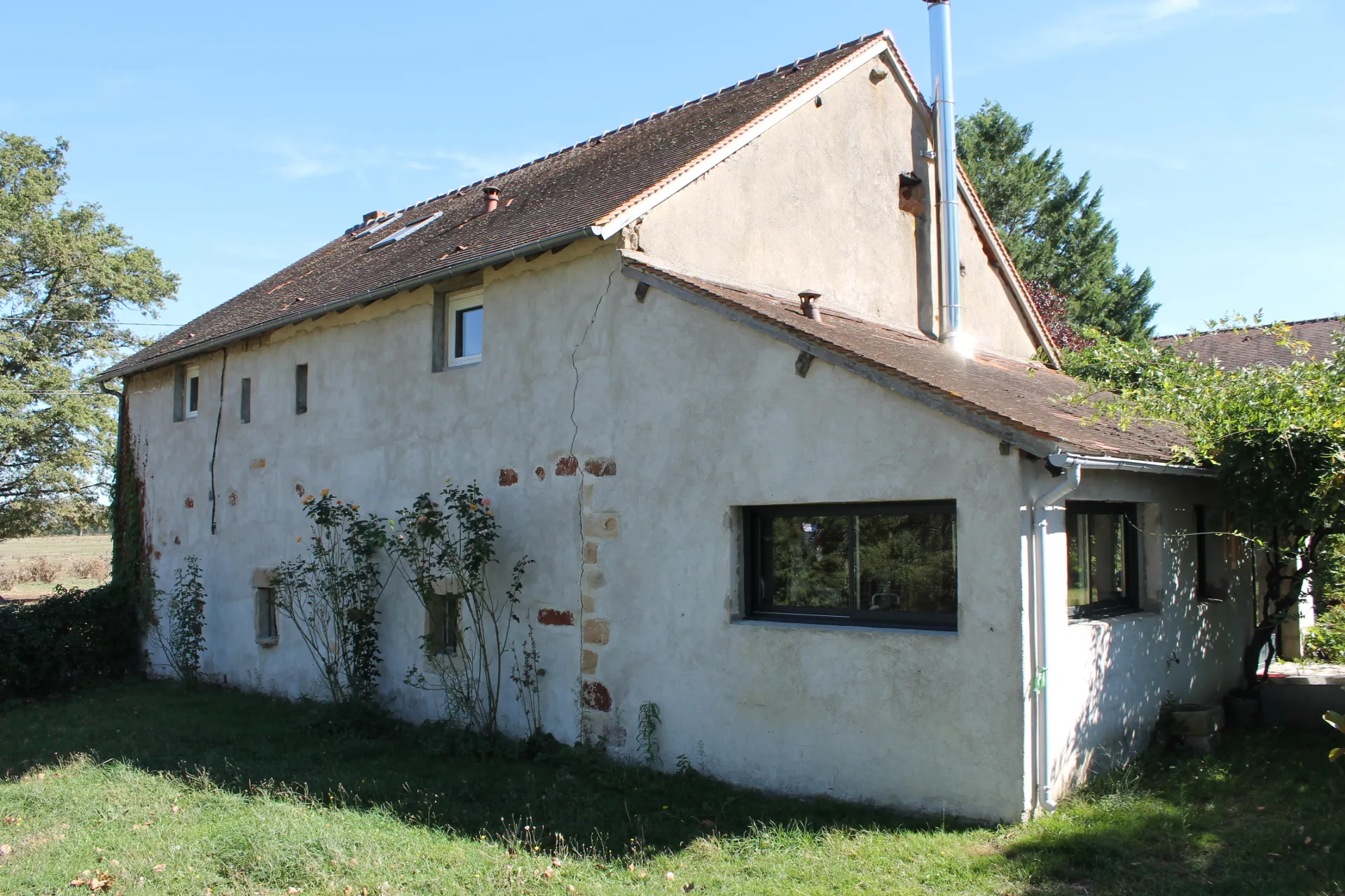 Vente - Fermette rénovée avec grange sur 2,6 hectares de terrain à Villefranche d'Allier 