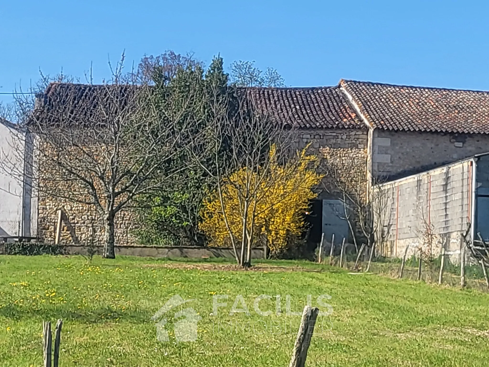 Charmante grange en pierre apparente avec maison d'habitation à Chazelles 