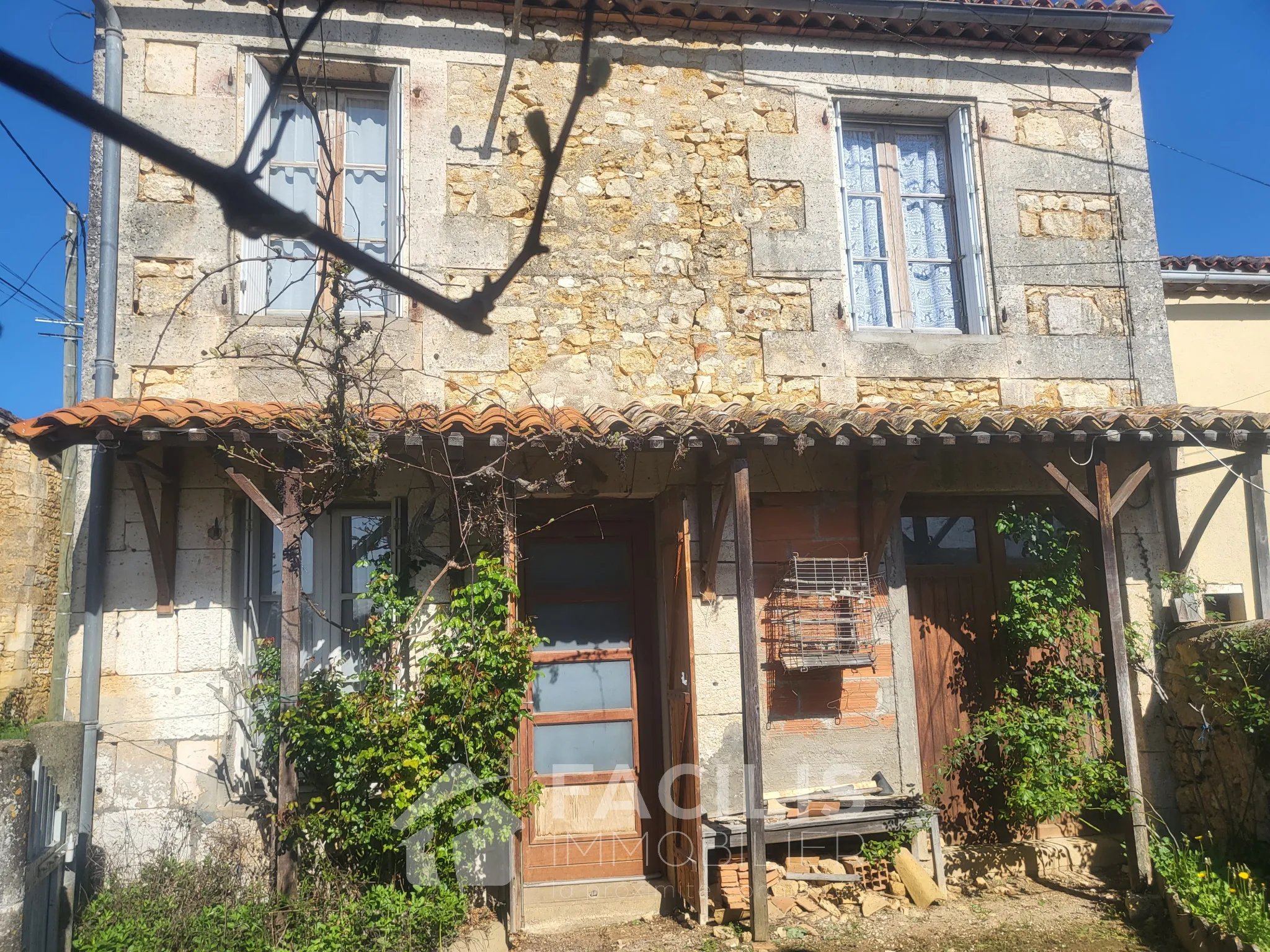 Charmante grange en pierre apparente avec maison d'habitation à Chazelles 