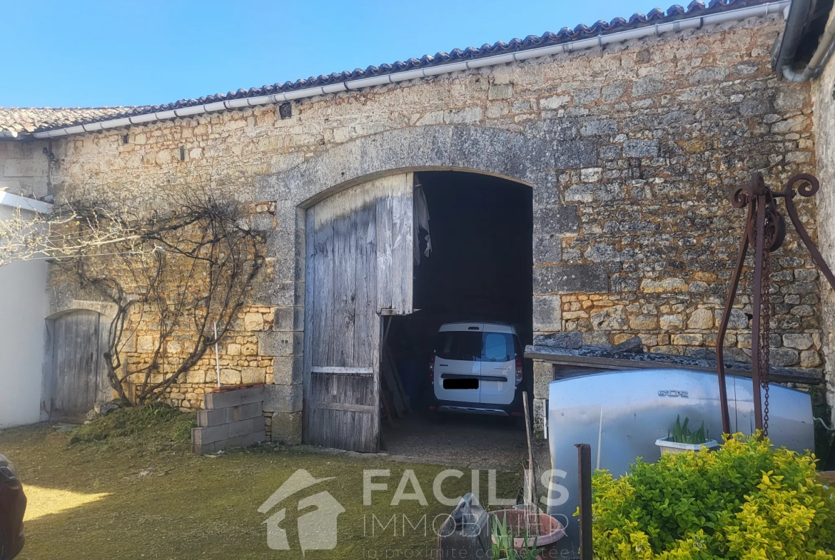 Charmante grange en pierre apparente avec maison d'habitation à Chazelles 