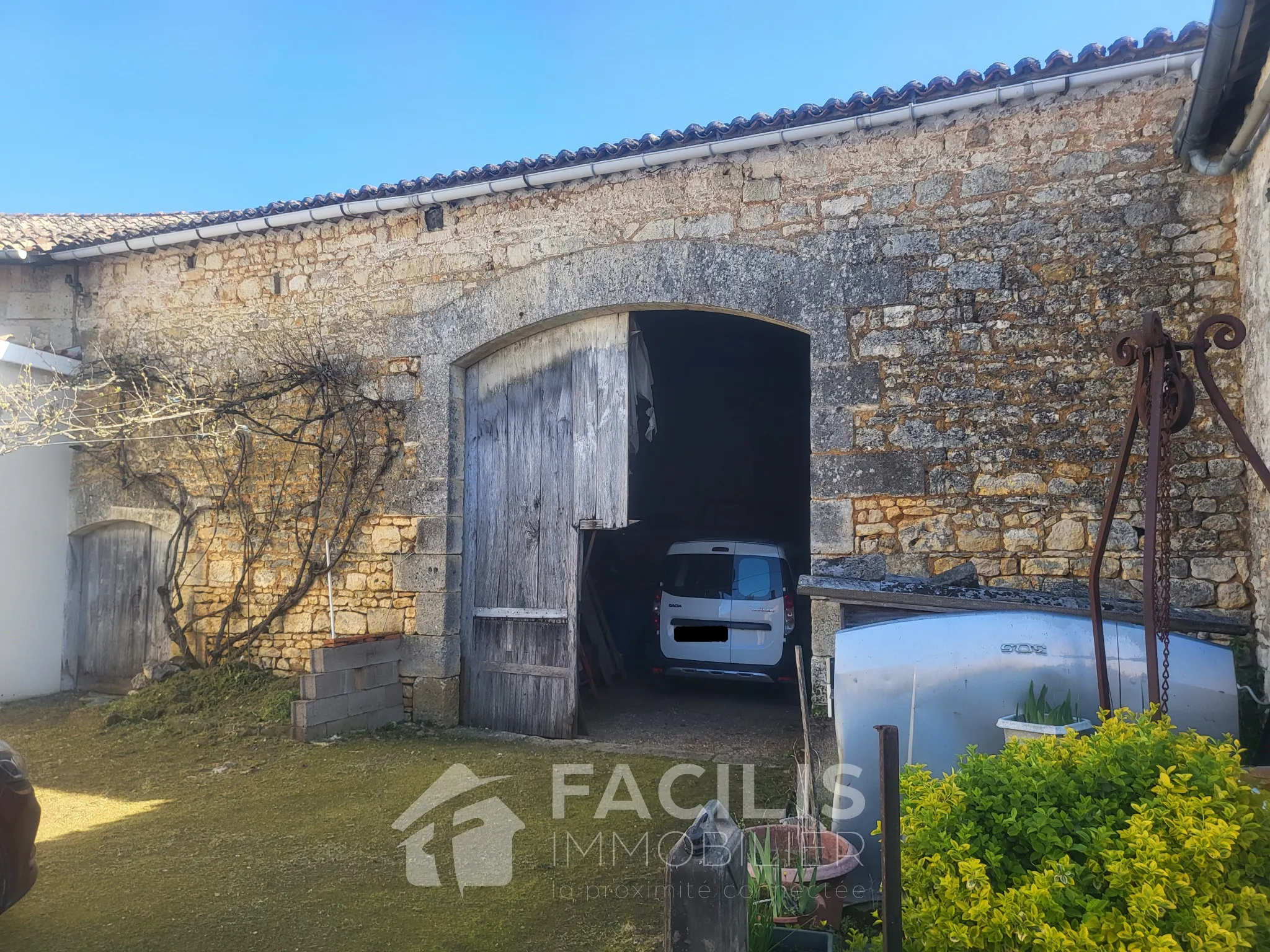 Charmante grange en pierre apparente avec maison d'habitation à Chazelles 