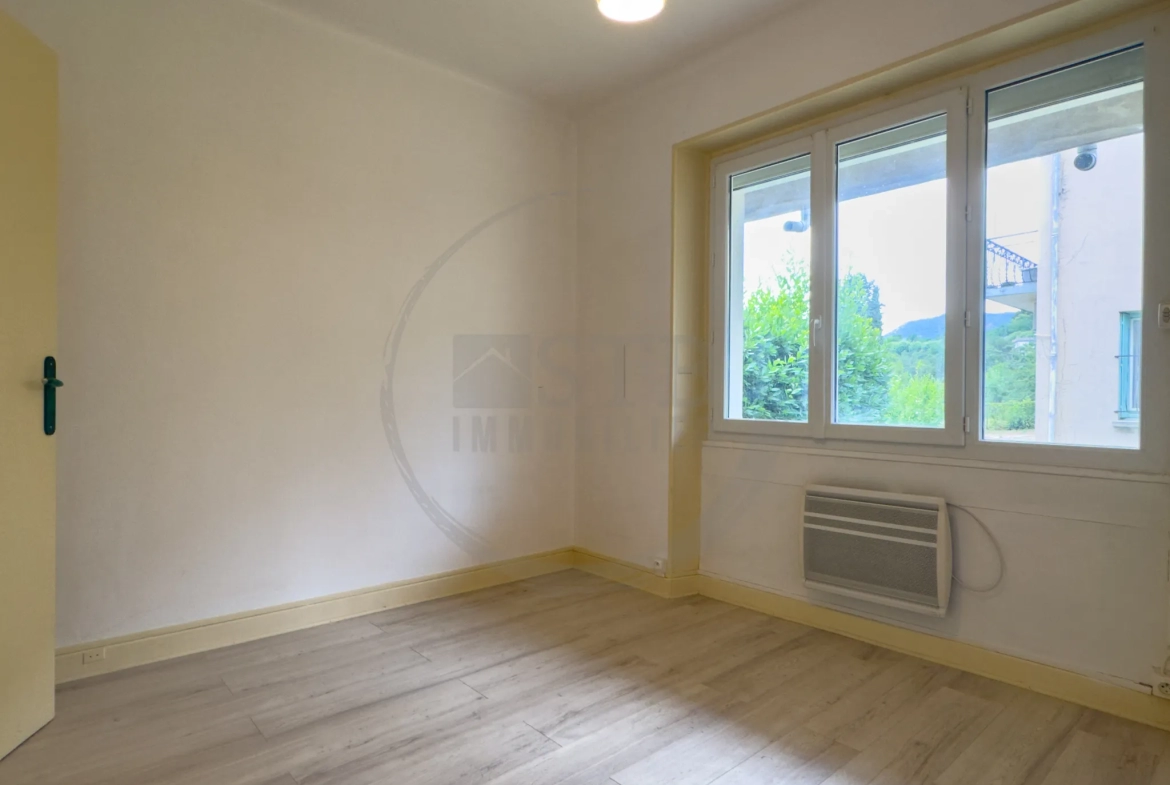 Appartement de 32m2 avec terrasse, garage et cave à Privas 