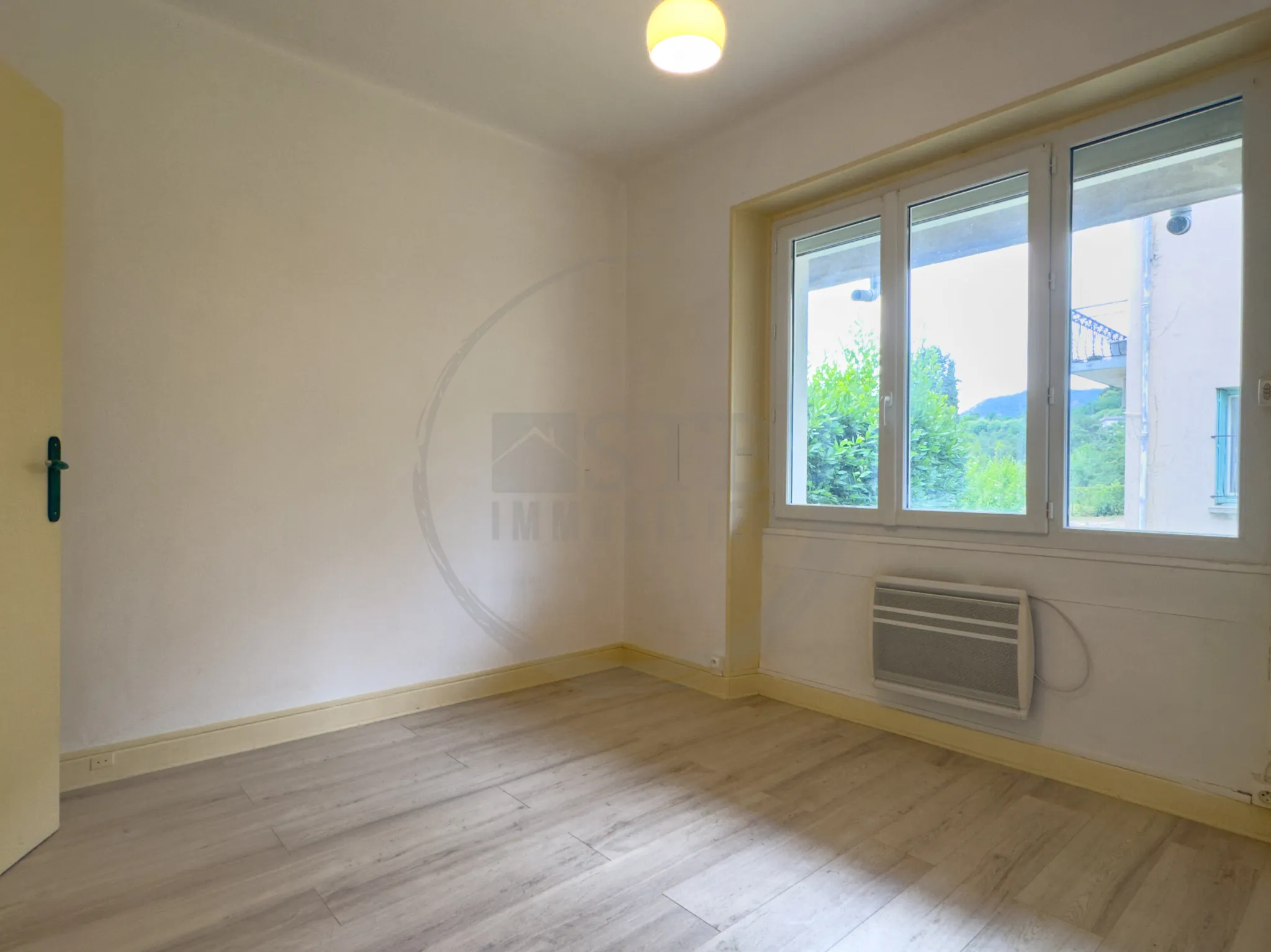 Appartement de 32m2 avec terrasse, garage et cave à Privas 