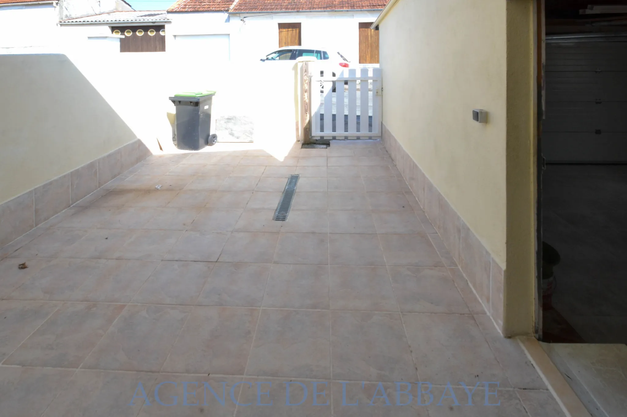 Maison de Ville à Saintes avec Garage et Terrasse 