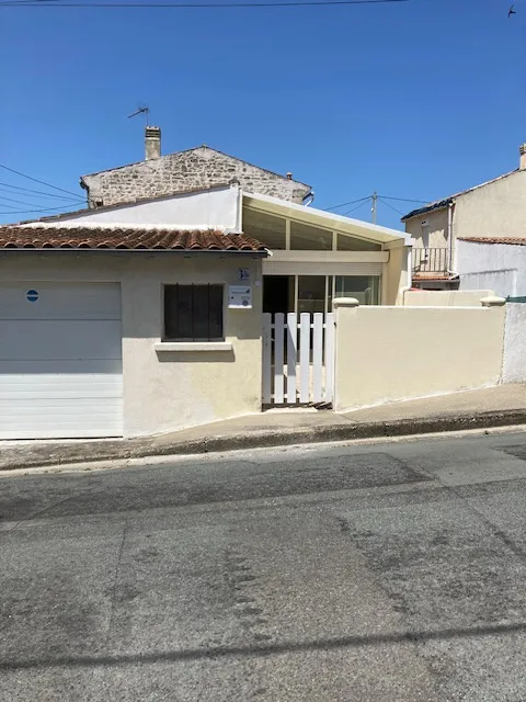 Maison de Ville à Saintes avec Garage et Terrasse 