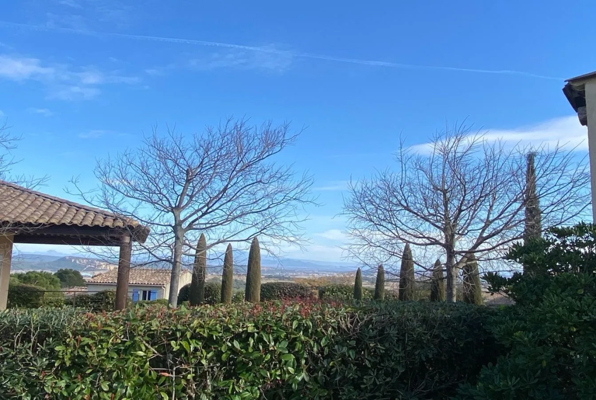 Maison de plain-pied à Vénéjan avec jardin et vue paisible 