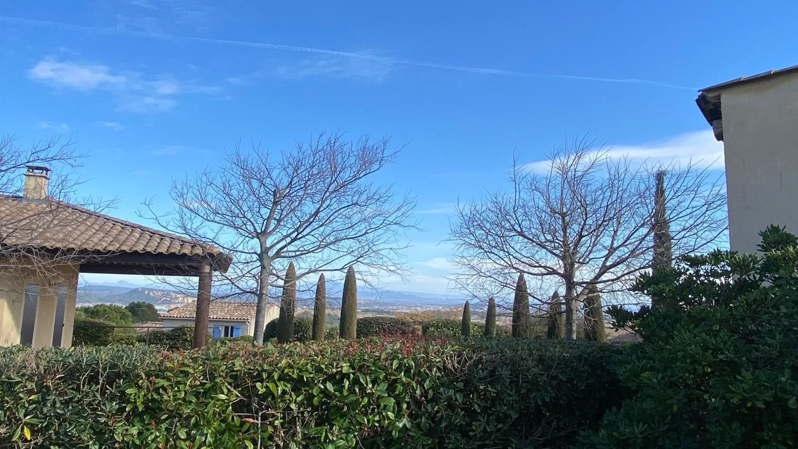 Maison de plain-pied à Vénéjan avec jardin et vue paisible 