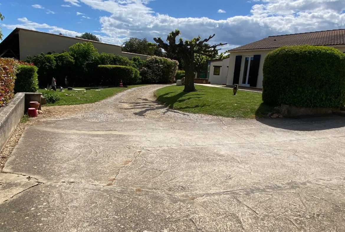 Maison de plain-pied à Vénéjan avec jardin et vue paisible 