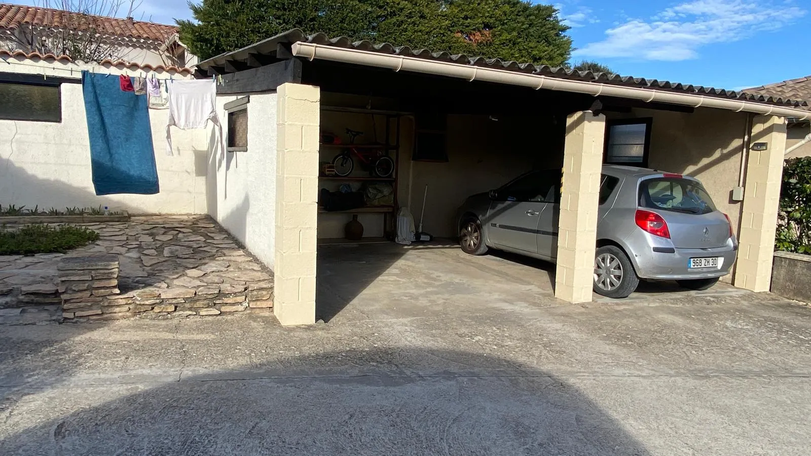 Maison de plain-pied à Vénéjan avec jardin et vue paisible 