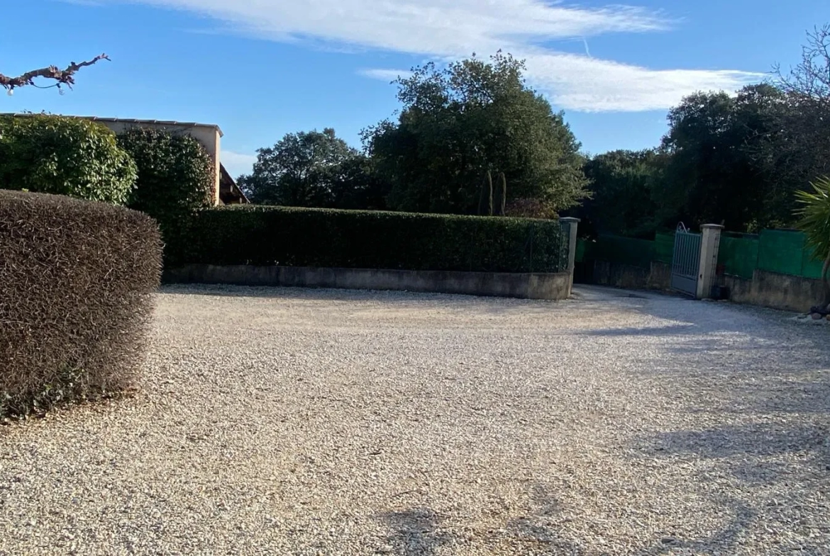 Maison de plain-pied à Vénéjan avec jardin et vue paisible 