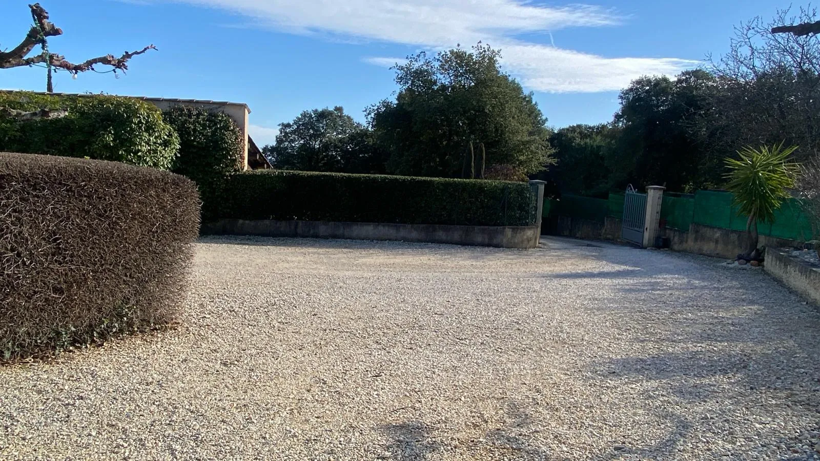 Maison de plain-pied à Vénéjan avec jardin et vue paisible 