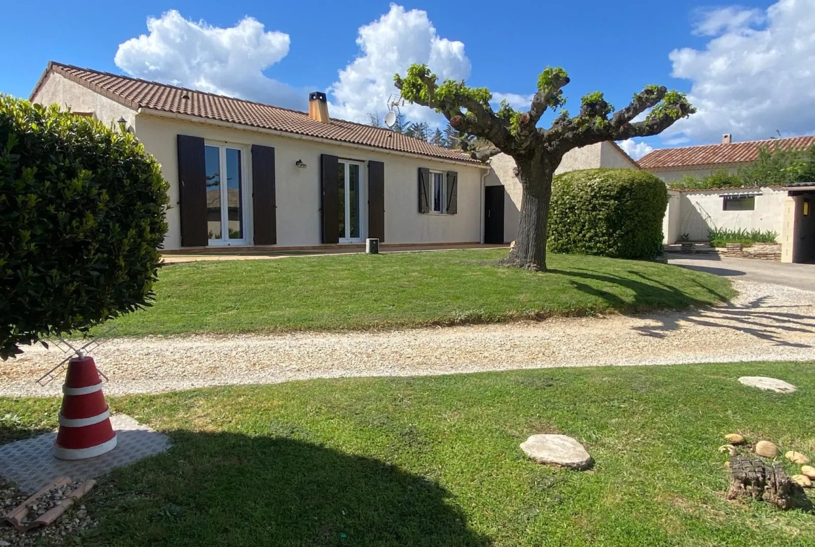 Maison de plain-pied à Vénéjan avec jardin et vue paisible 