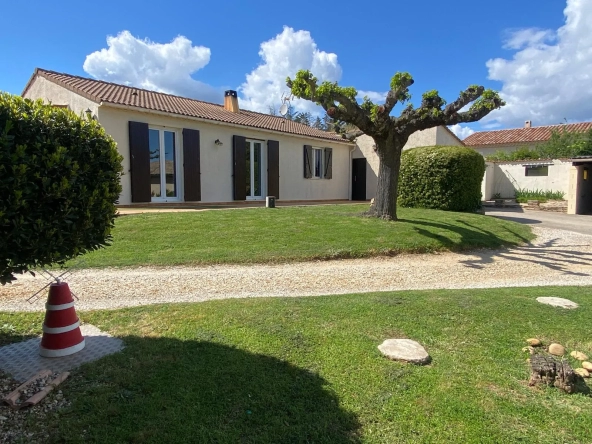 Maison de plain-pied à Vénéjan avec jardin et vue paisible